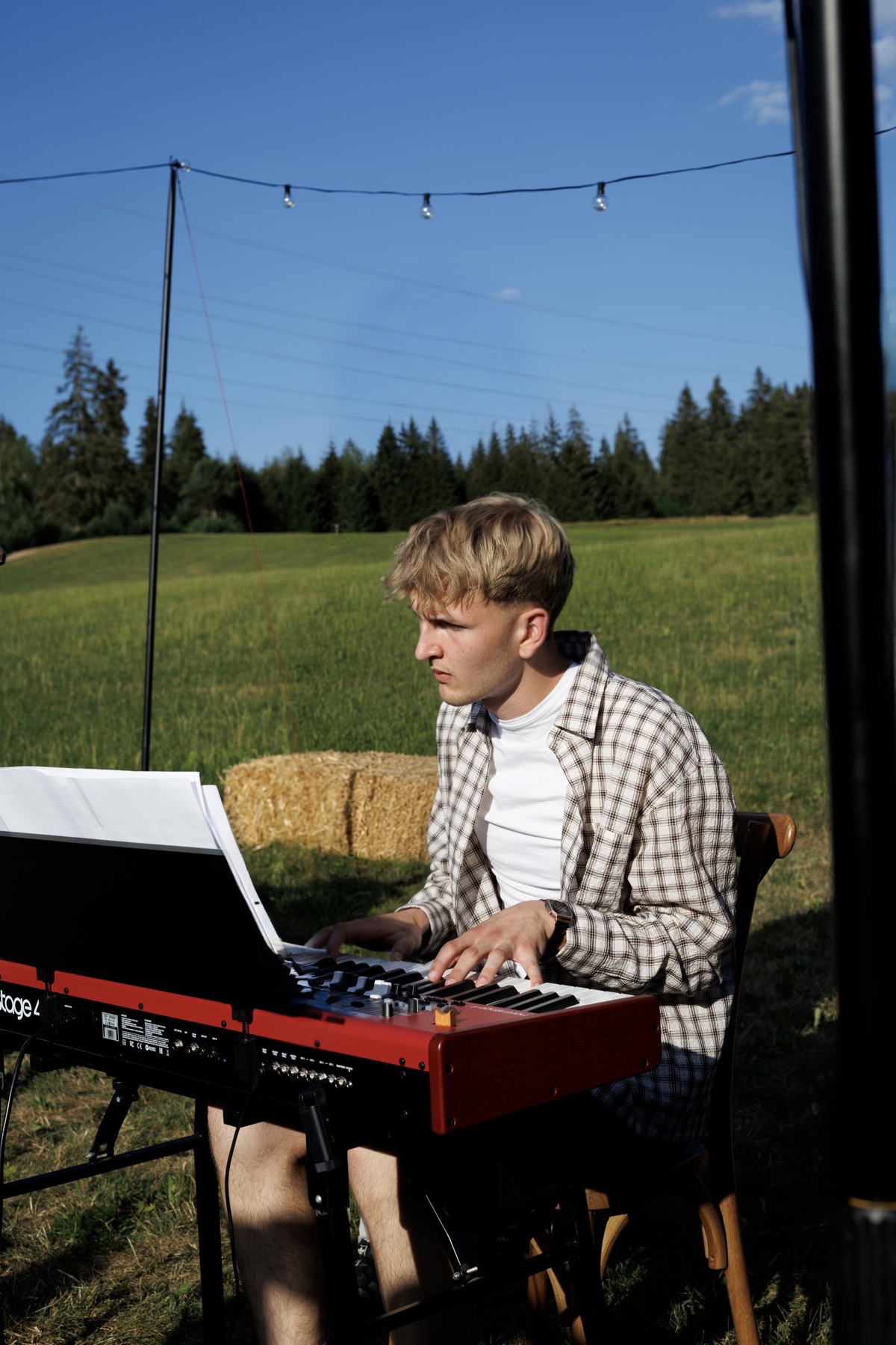 Noah Caspary als Hochzeitsmusiker am Piano bei einer Feier im Freien nahe Karlsruhe